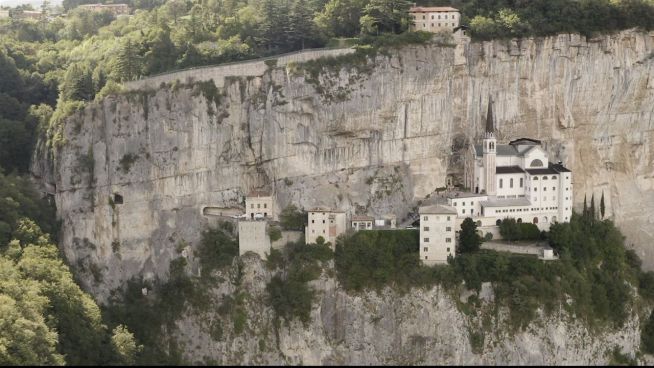 Sights with Heights: Die Basilica an der Felswand