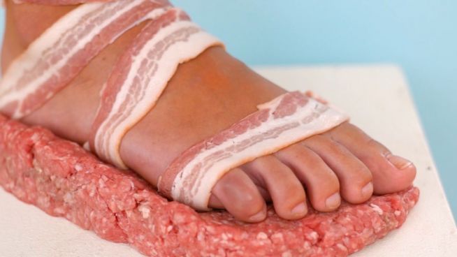 Hackfleisch-Schuh als Protestform?