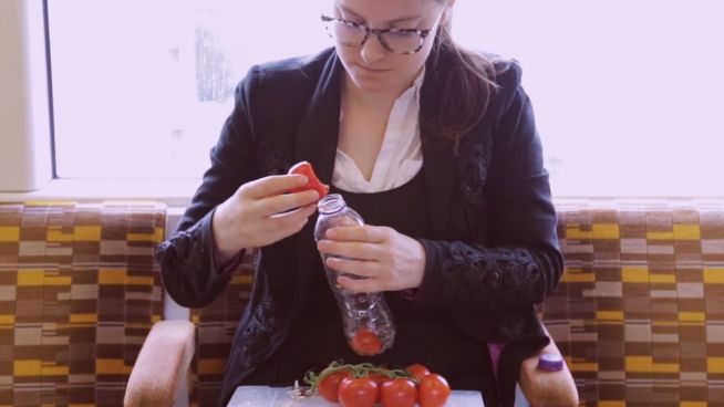 Keine Zeit zu Hause? So lassen sich gefüllte Tomaten in der Bahn zubereiten